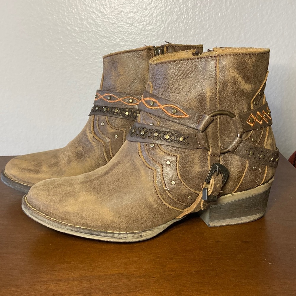 CIRCLE G WOMEN'S BROWN STUDDED HARNESS BOOTIES 7.5